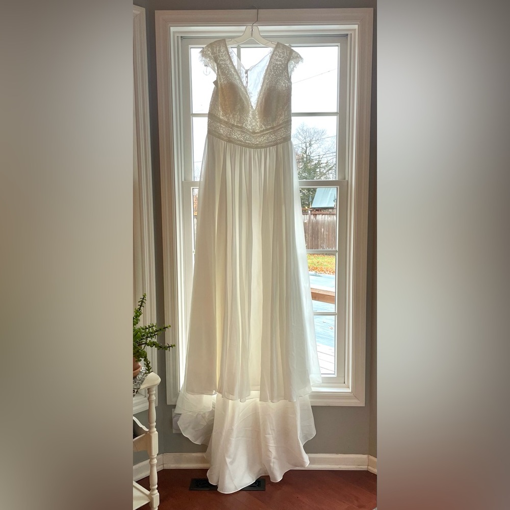 David's Bridal Ivory Lace Bodice Chiffon A-Line Wedding Dress